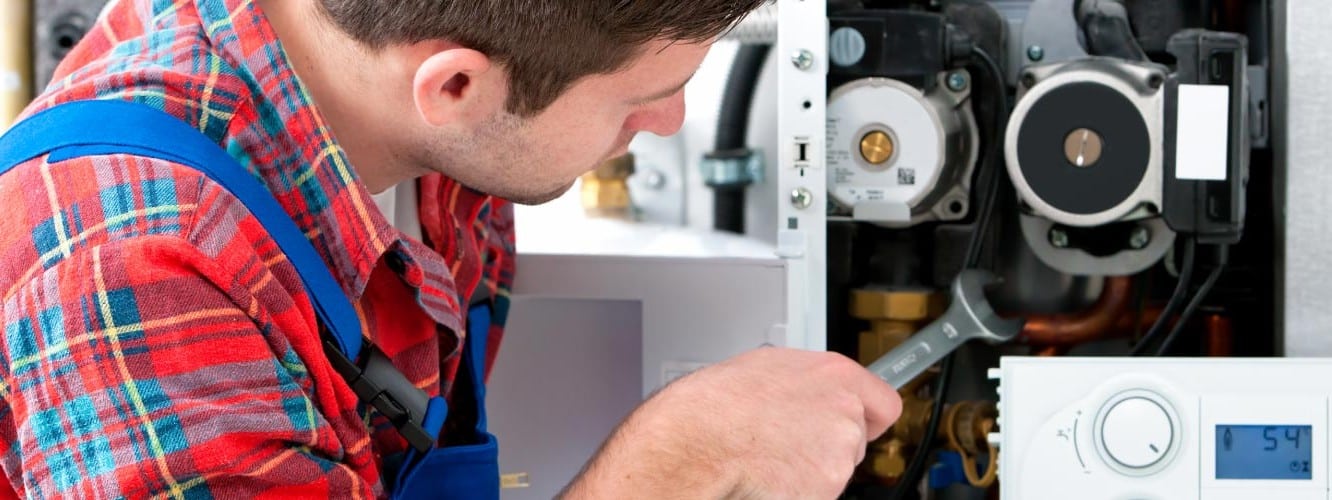 Kombi tamiri yapan bir teknisyen