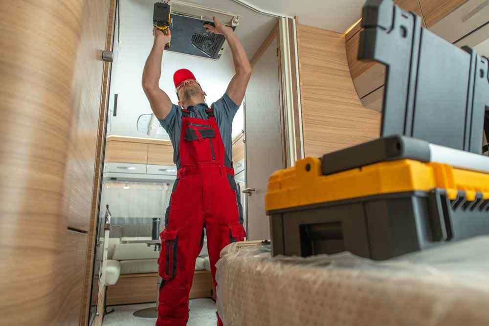 Karavanda tavan havalandırmasını tamir eden Ankara Vaillant Servisi teknisyeni