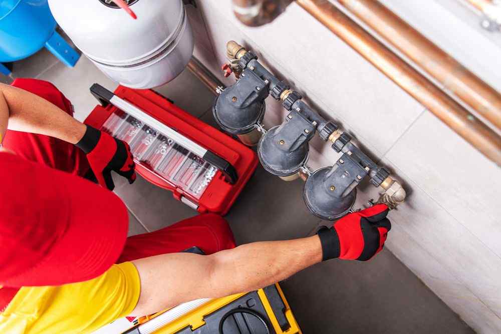 Su sayacı vanalarını kontrol eden Pursaklar Protherm Servisi tesisatçısı