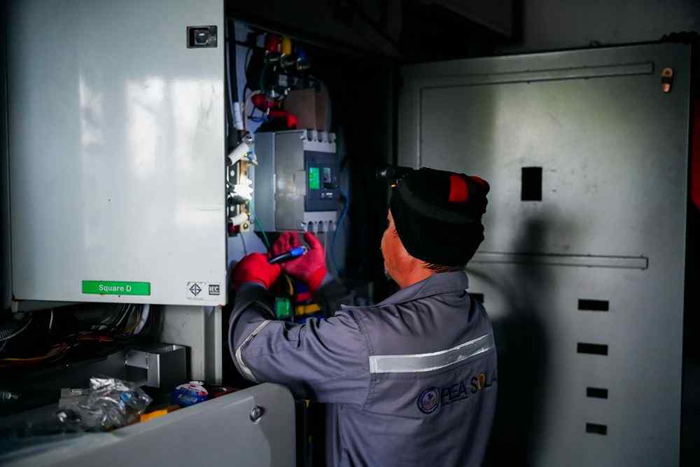 Elektrik panosunda çalışan teknisyen