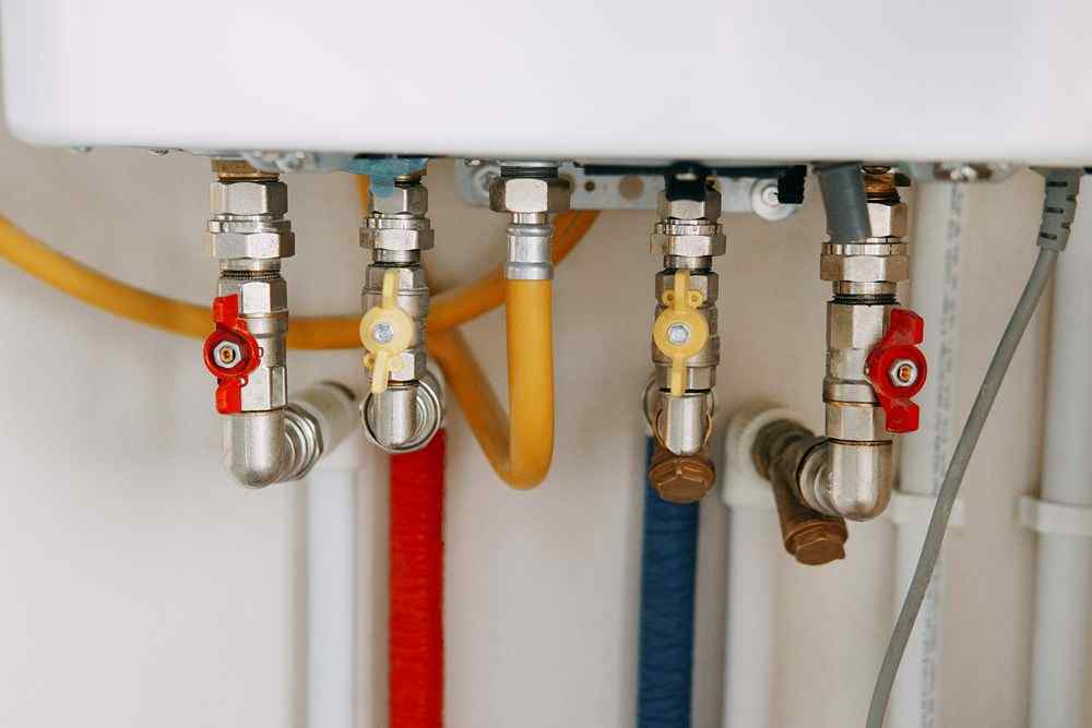 Kombi altındaki su ve gaz bağlantı vanaları