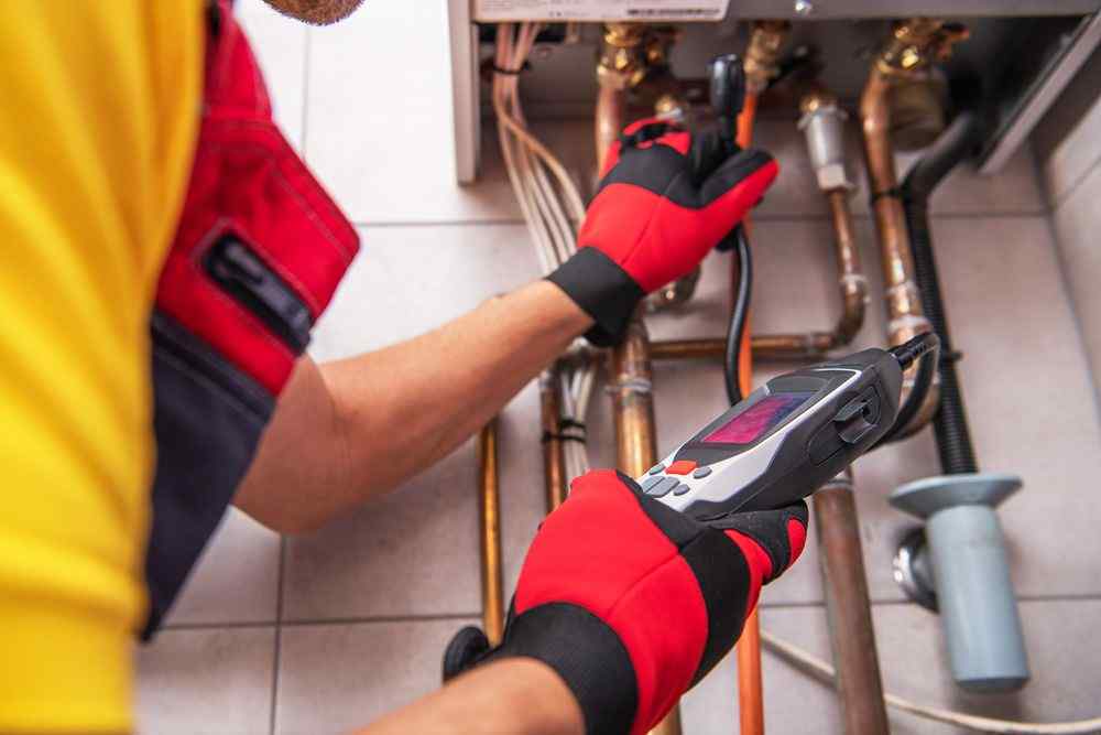 Kombiyi kontrol eden teknisyen keçiören vaillant servisi elemanı