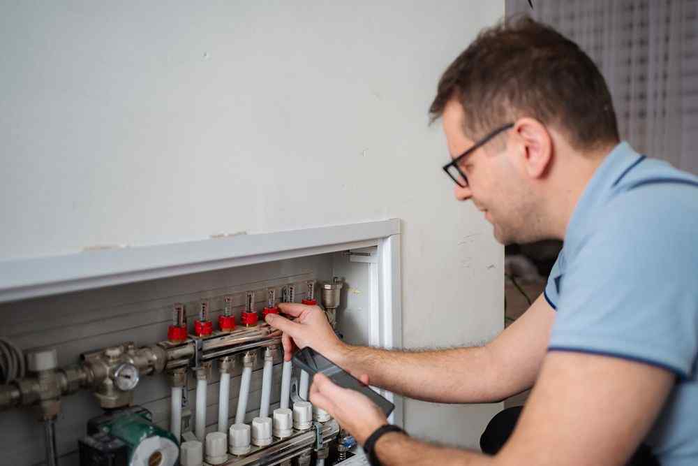 altındağ baymak servisi teknisyeni  kombi sistemini kontrol ediyor.