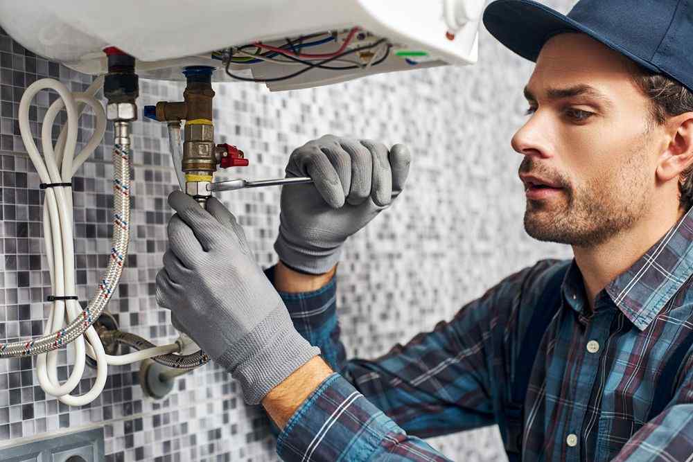 Altındağ Vaillant servisi Kombisini tamir eden bir teknisyen.