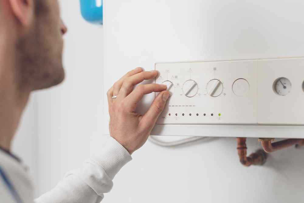 Kombi kazanının ayar düğmelerini çeviren Ankara Protherm Servisi teknisyeni 