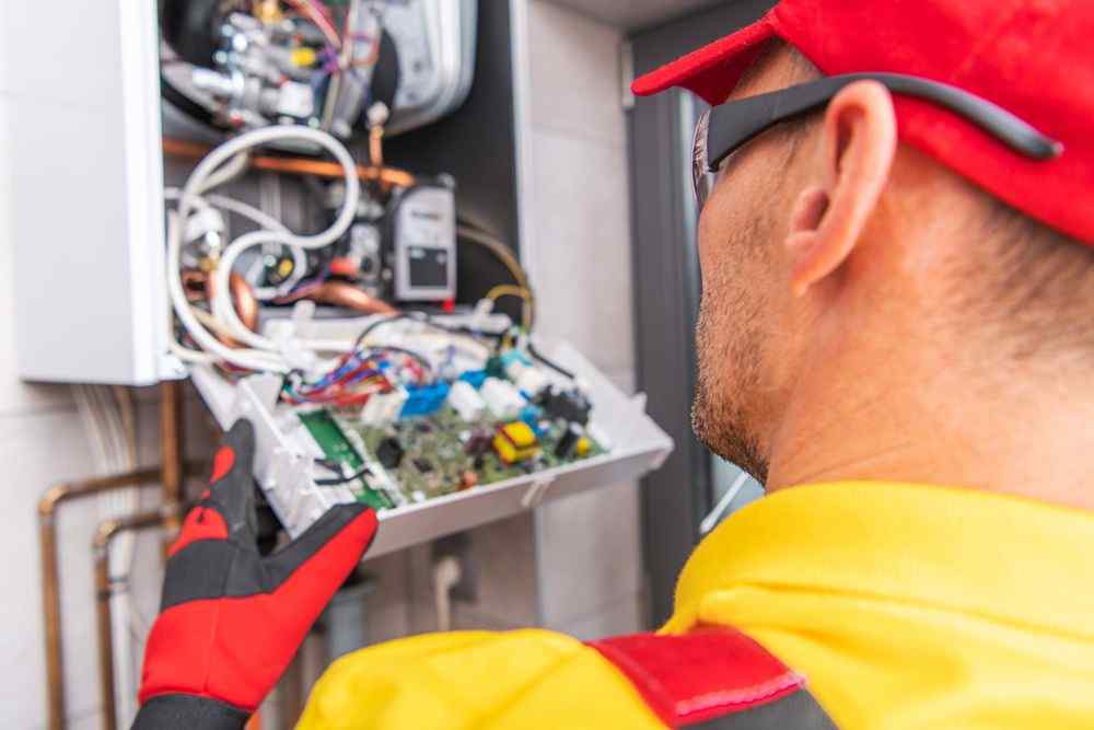 Elektrik panosunu inceleyen teknisyen