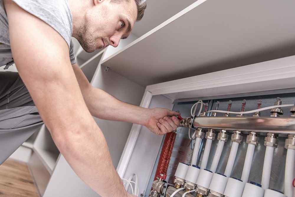 altındağ bosch servisi tesisatçısı yerden ısıtma kollektörünü ayarlıyor
