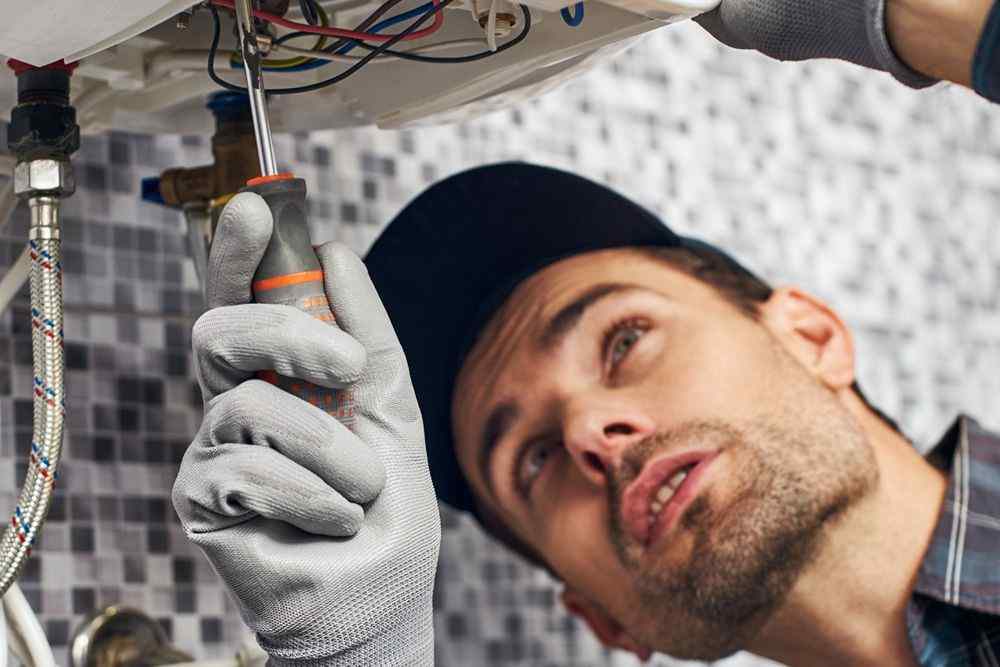 Lavabo altındaki tesisatı tornavidayla kontrol eden mamak ECA servisi tesisatçısı