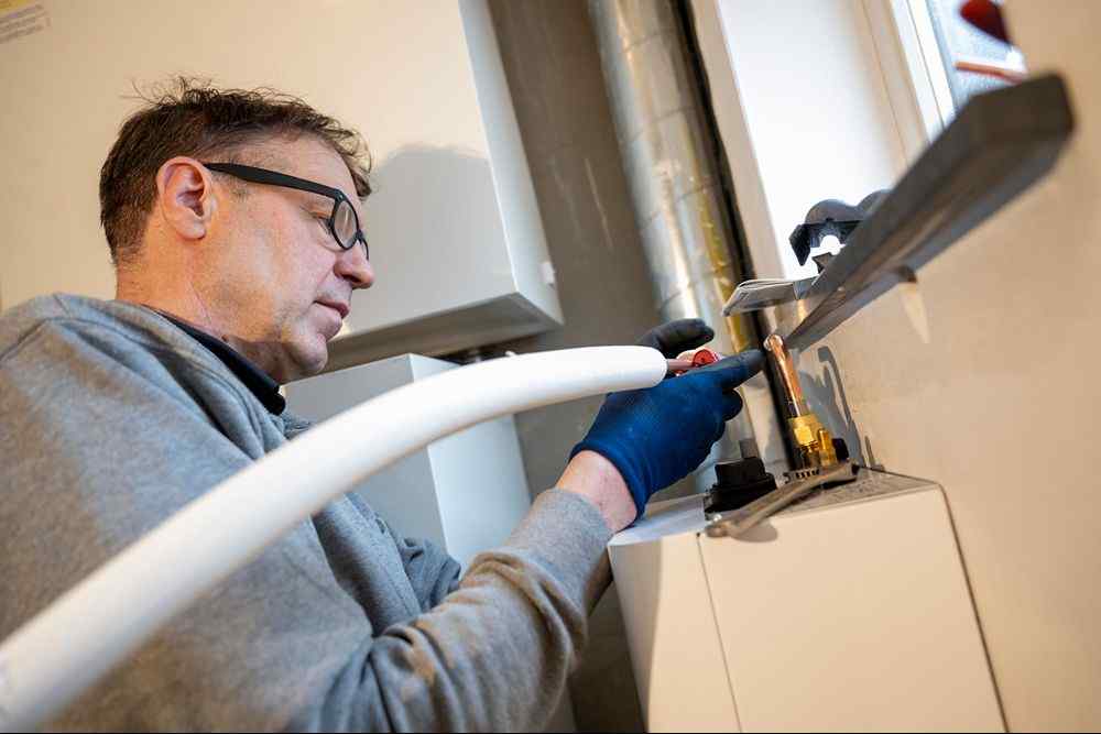 Mamak Protherm Servisi  teknisyeni kombi/ısıtma sisteminde boru bağlantısı yapıyor