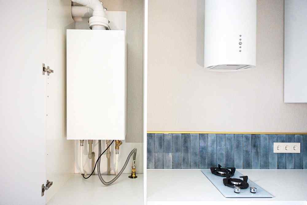 Mutfakta dolap içinde yer alan kombi ve ocaklı tezgâh. Yenimahalle Protherm Servisi bu cihazların kurlumunu yapmış