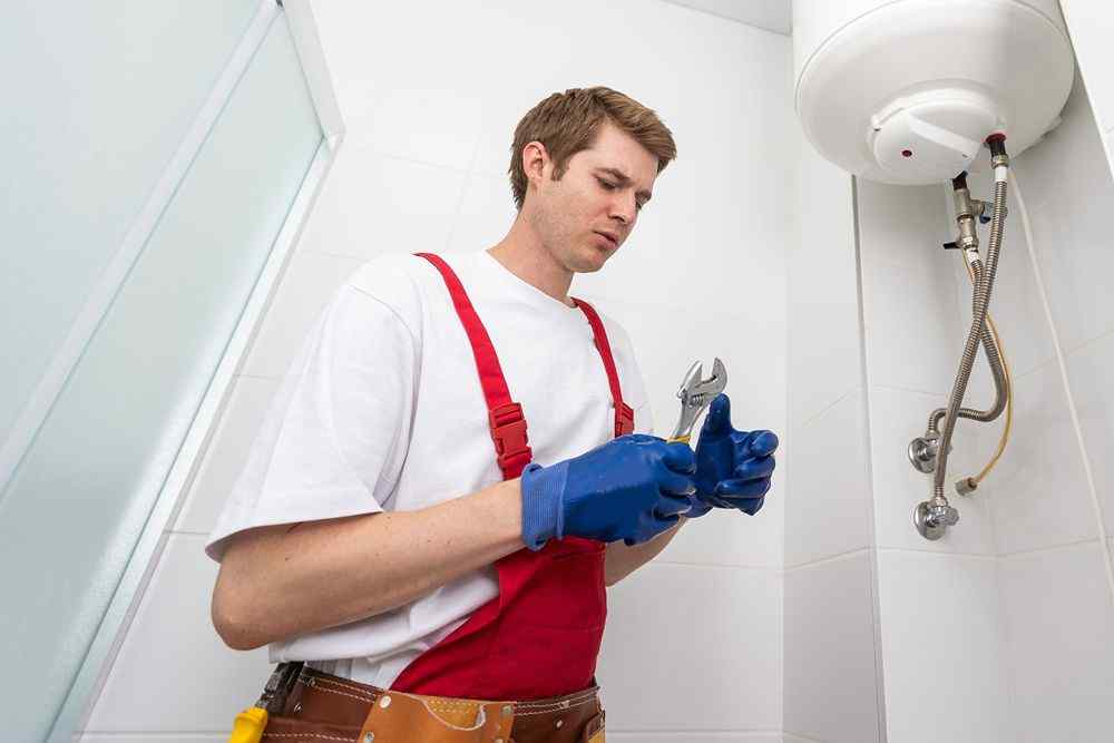 Duşta su ısıtıcısı bağlantısını ayarlayan Altındağ Protherm Servisi tesisatçısı