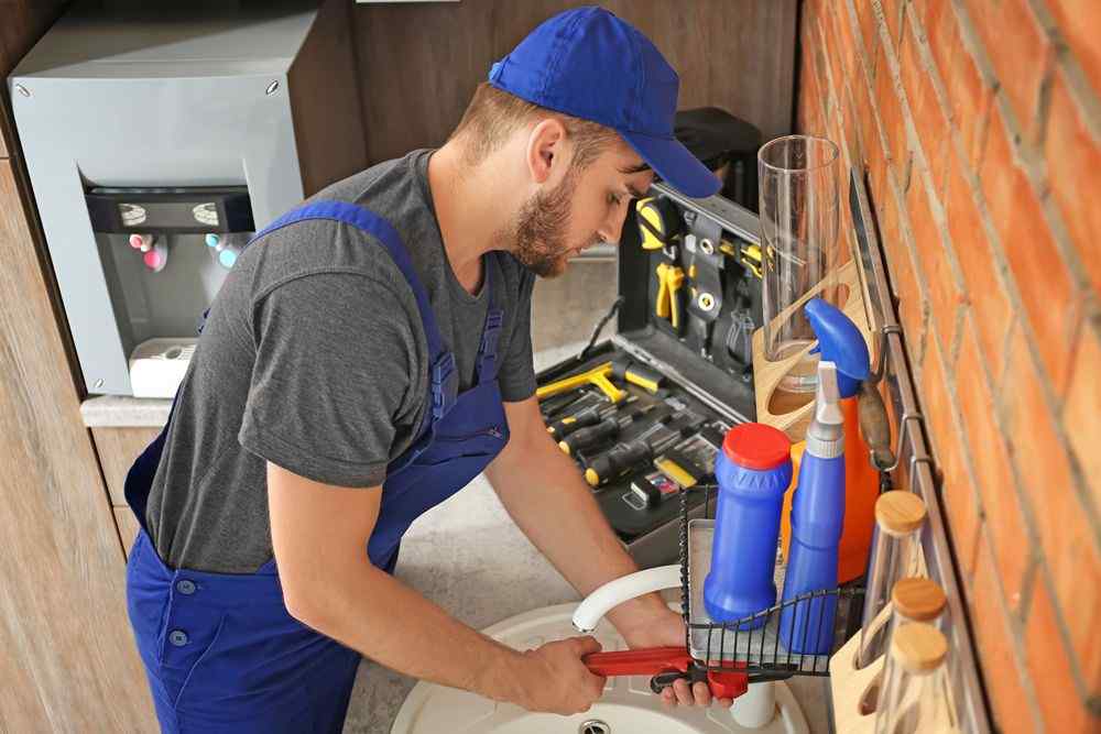 Lavabo altındaki boruyu onaran tesisatçı
