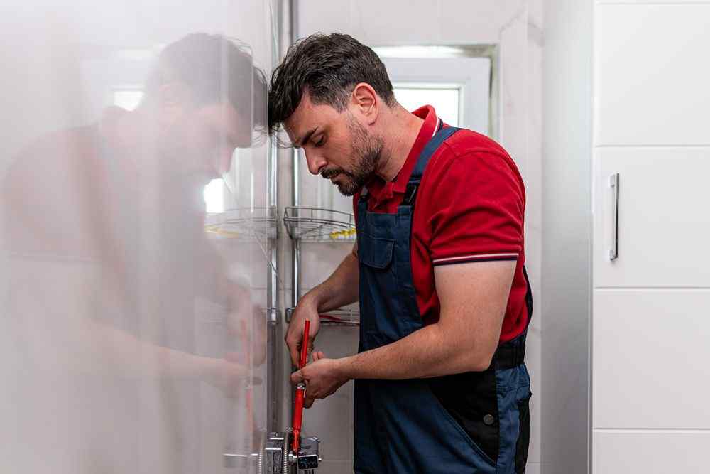 Lavabo altındaki boruyu tamir eden Yenimahalle ECA Servisi tesisatçısı