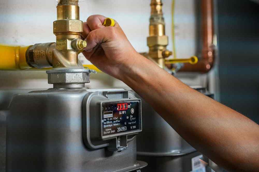 Gaz sayacının vanasını ayarlayan bir Altındağ Demirdöküm Servisi teknisyeni 