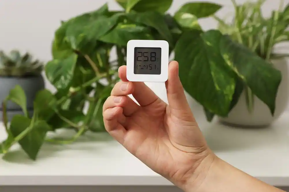 Elde tutulan dijital termometre 25,8 °C sıcaklık ve nem gösteriyor