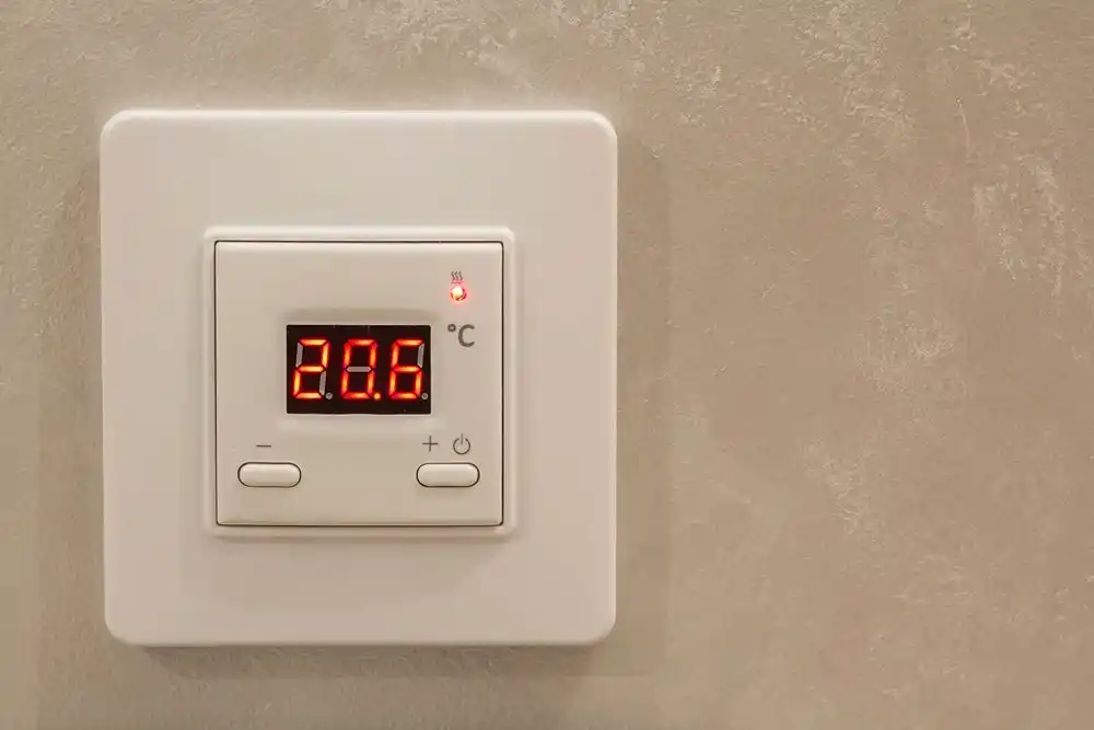 Duvara monte dijital termostat 28,6 °C gösteriyor