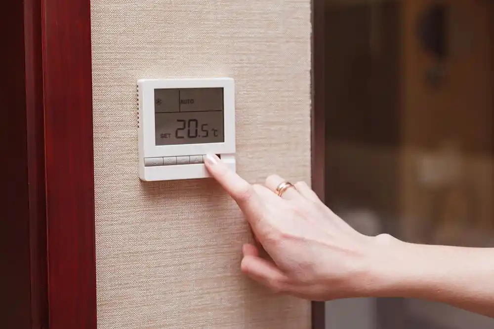 Duvara monte termostatın sıcaklığı 20,5 °C’ye ayarlanıyor