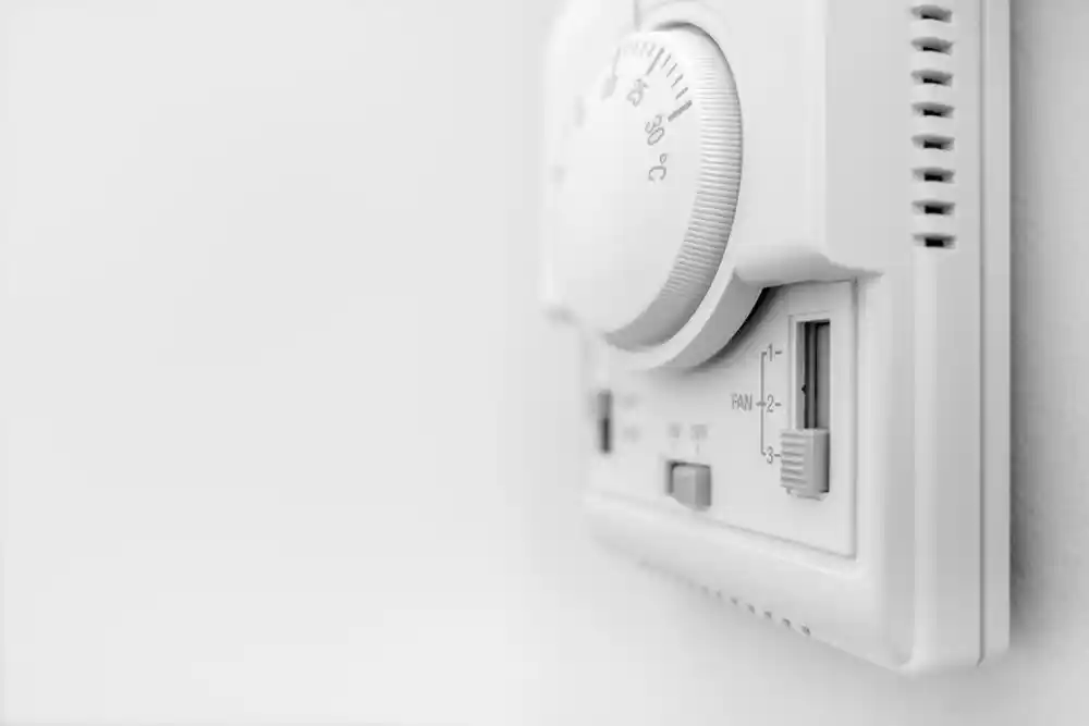 Duvara monte sıcaklık ayarı ve fan hızı kontrolü bulunan termostat