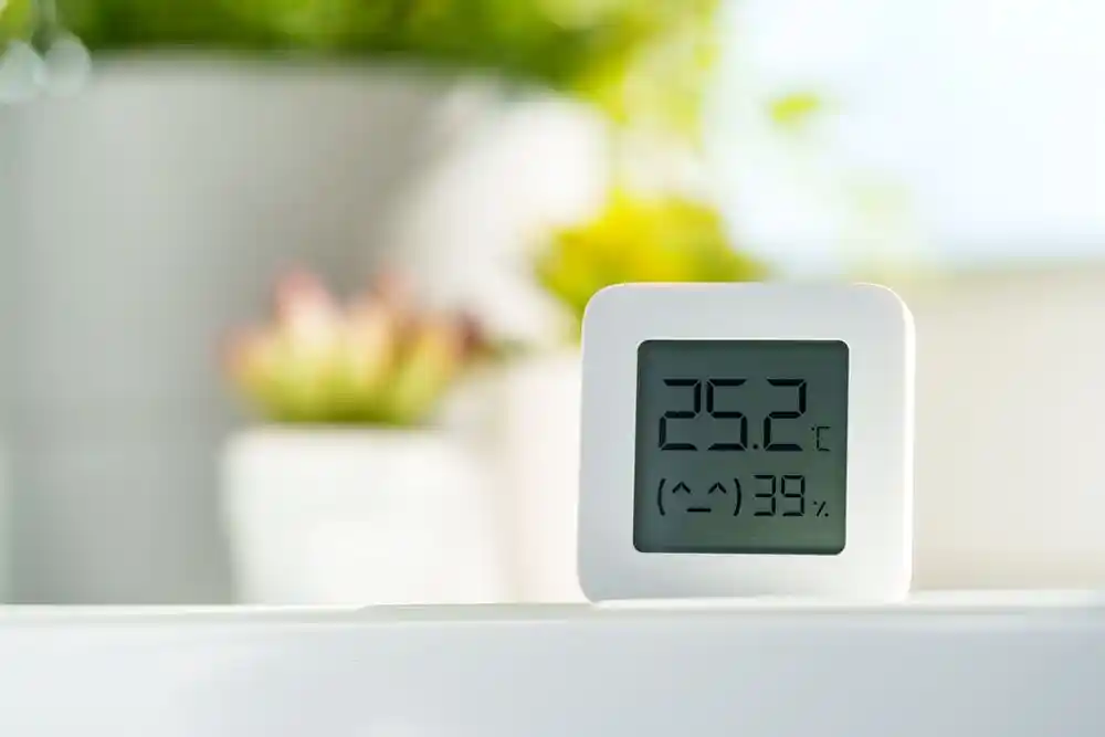 Dijital termometre 25,2 °C sıcaklık ve nem gösteriyor