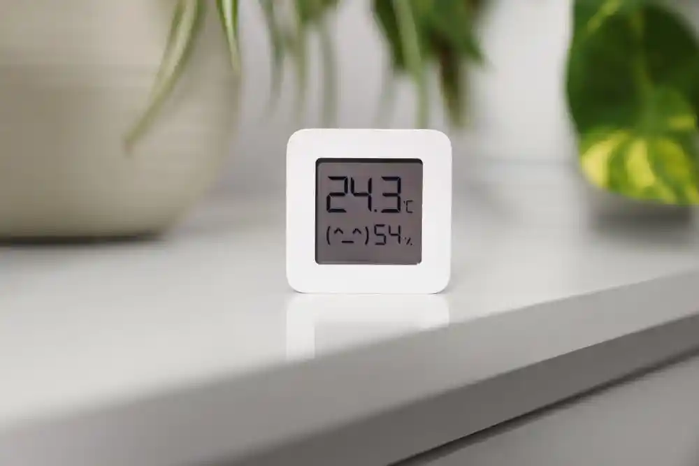 Dijital termometre ve nem ölçer 24,3 °C sıcaklık ve nem gösteriyor