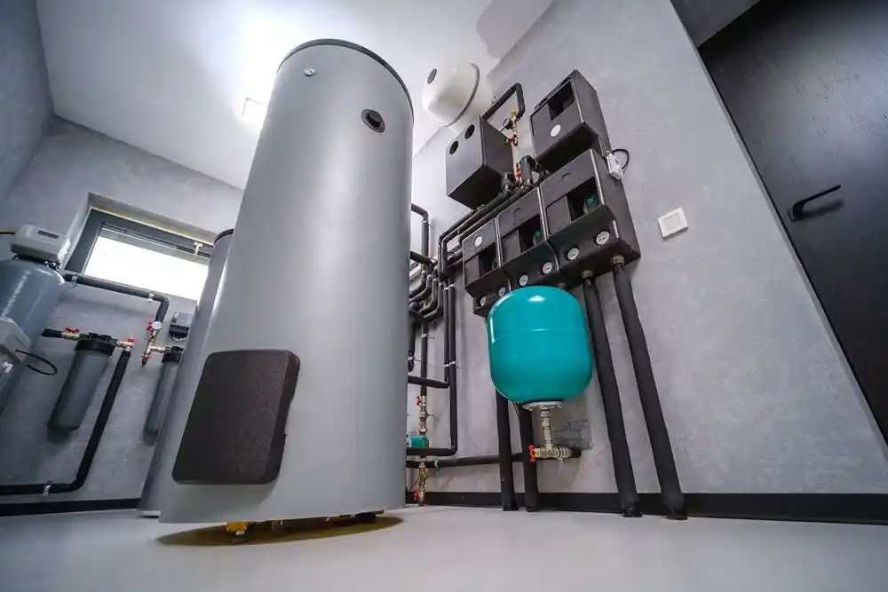 Teknik odada büyük bir ısıtma tankı, borular ve basınç kontrol ekipmanları