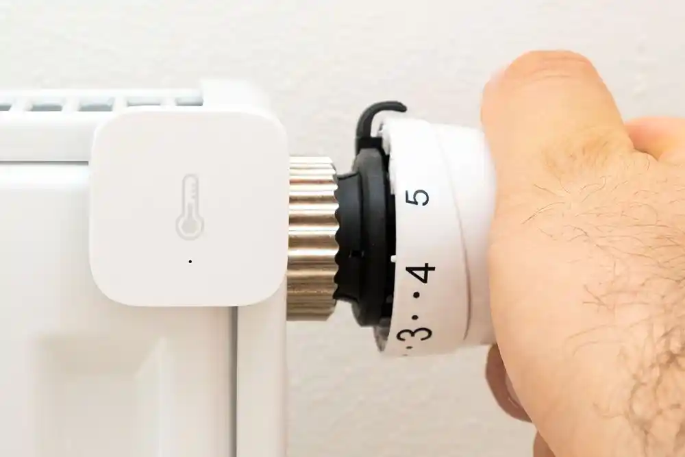 Bir el, radyatör termostatını 3 ile 5 arasındaki bir ayara çeviriyor
