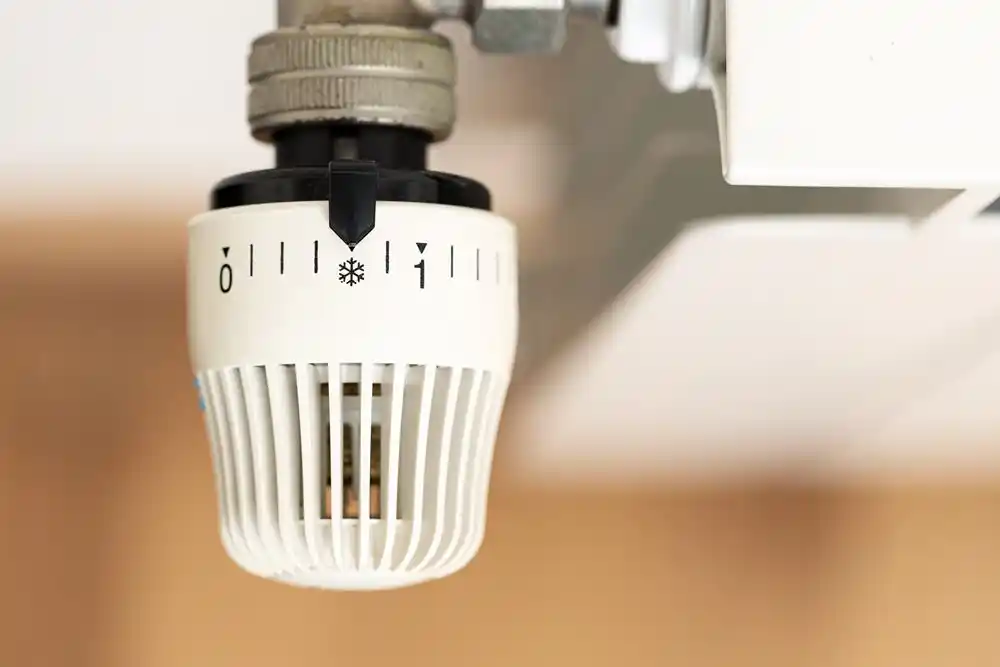 Radyatöre takılı termostatik vana başlığı, kar tanesi ayarında