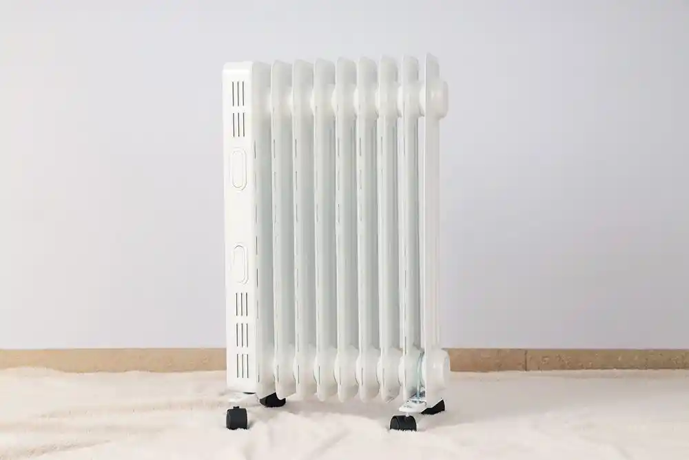 Beyaz, tekerlekli elektrikli yağlı radyatör