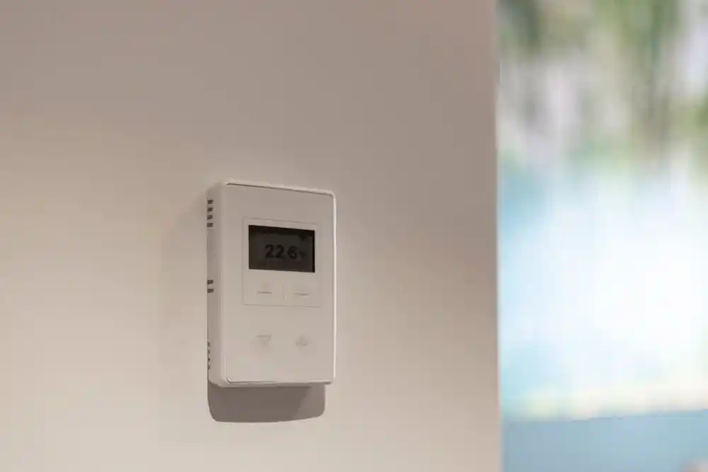 Duvara monte termostatın ekranında 22,6 derece gösteriliyor