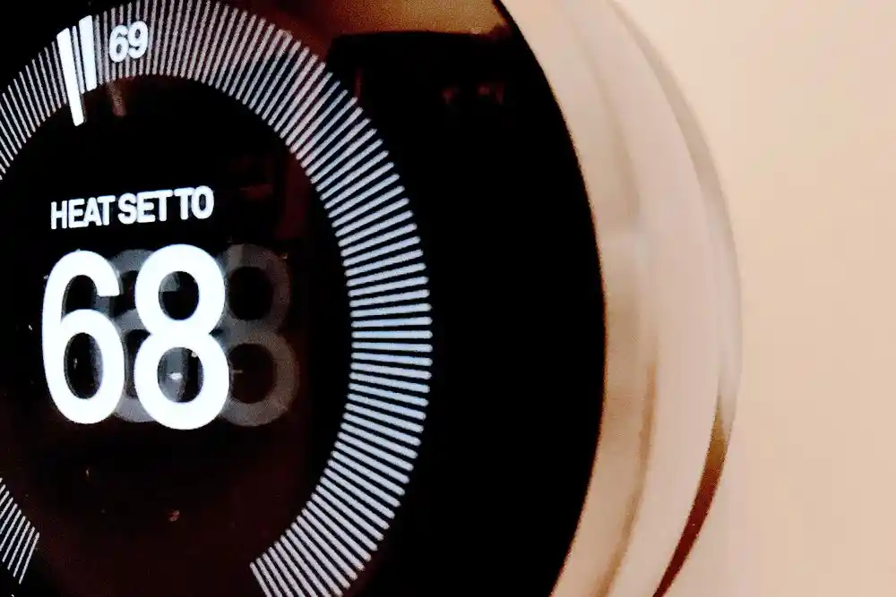 Termostat ekranında ısıtma ayarı 68°, mevcut sıcaklık 69° olarak gösteriliyor