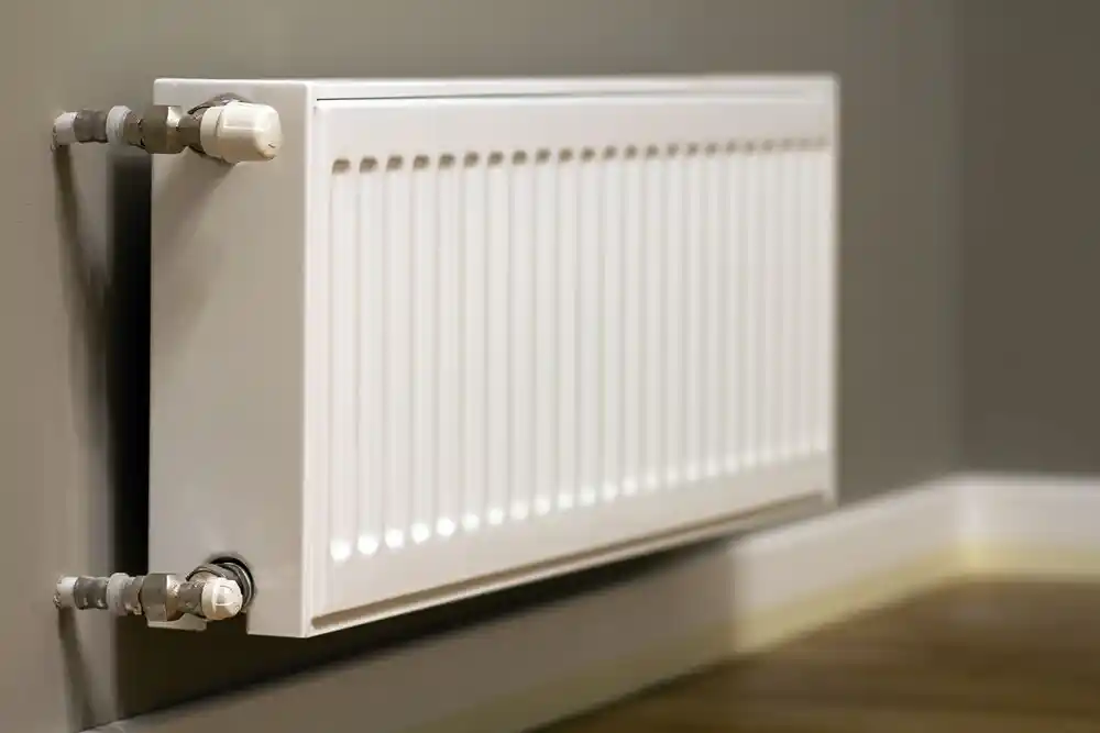 Duvara monte edilmiş beyaz panel radyatör