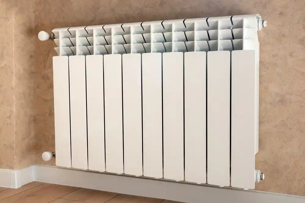 Duvara monte edilmiş beyaz panel radyatör