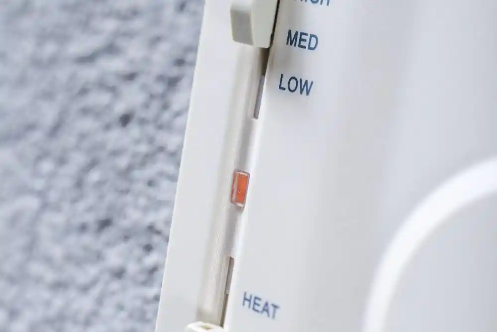 Isıtıcı üzerindeki HIGH, MED, LOW ve HEAT ayarlarını gösteren kontrol düğmesi