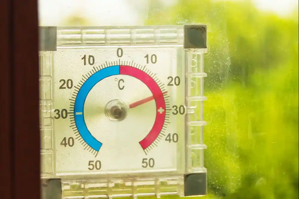 Yaklaşık 25 °C gösteren bir termometre